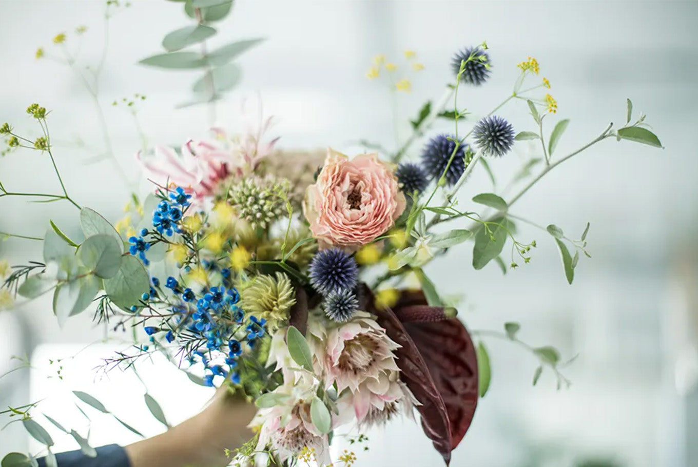 「2009年に独立する前は花屋さんに7年ほど勤めていましたが、その頃からずっと“花を捨てたくない”という気持ちを持ち続けてきました。クライアントワークを始めたのも、依頼を受けて仕入れるという流れなら花を無駄にせずにすむから。でも、お店で直接お客さまの喜ぶ顔を見たいという気持ちもあって、土日だけのフラワーショップを作って、そこから派生してドライフラワーのショップも始めました。そうすることで、花を捨てずにできるだけ残していくという循環を作ることができたんです。やっぱり仕事が増えるほどに捨てなければいけない花も増えていくので、自分の中で矛盾を抱えてしまって、つまずいたときがあって。すごく大変ではありますが、お店を持てば次に繋げていくことができる。そうしなければ花の仕事を続けられなかったと思います」。