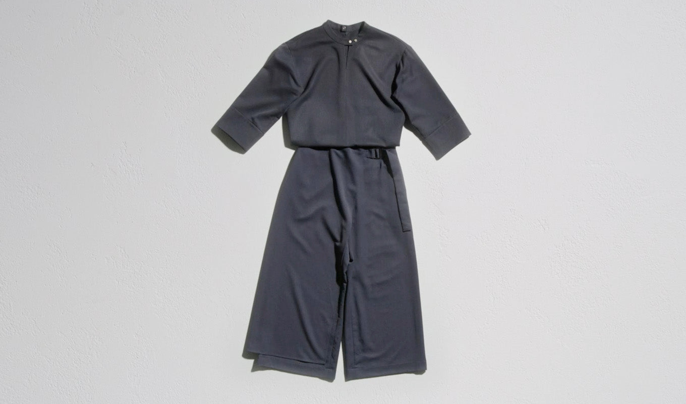 コースターへのアップサイクルに使われた制服。<br>
日々、多くの業務をこなすスタッフの制服は、2シーズンで役目を終える。