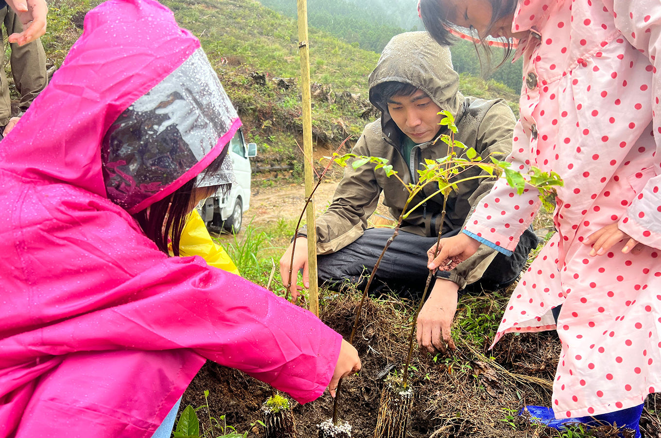 奈良県に縁の深い“キハダ”の木などを植樹するミラコラキッズたち